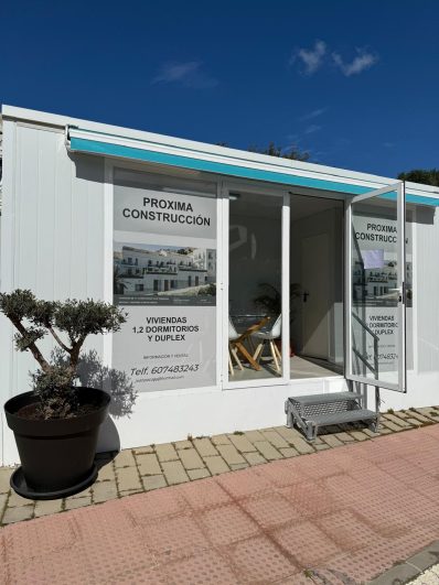 Caseta de ventas de la promoción Ermita 44 en Pizarra con información sobre viviendas de 1, 2 dormitorios y dúplex

